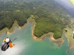 Διθέσια πτήση με αλεξίπτωτο πλαγιάς στην λίμνη Πλαστήρα