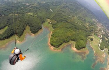 Полет на двухместном параплане на озере Пластира