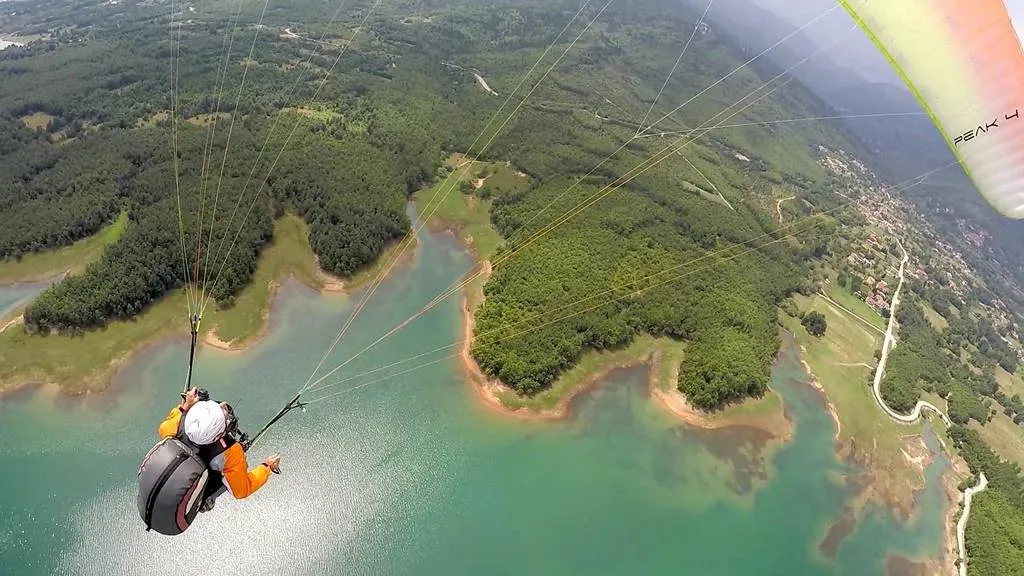 Διθέσια πτήση με αλεξίπτωτο πλαγιάς στην λίμνη Πλαστήρα