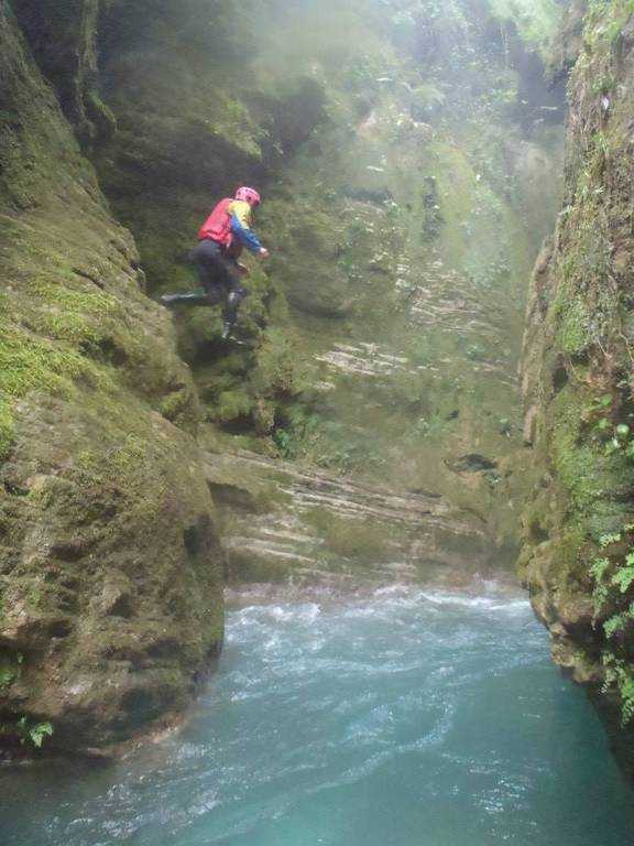 Hiking and abseiling in Deos Gorge