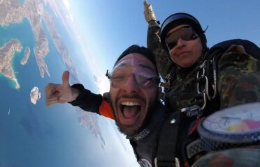 在梅加拉从 12000 英尺高空双人自由落体