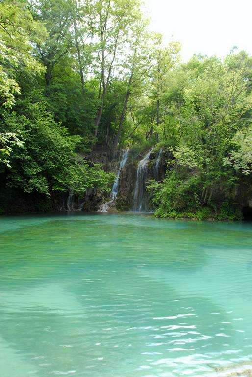 Tour of the emerald lake of Skra