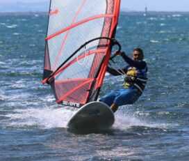 Pacchetto completo di lezioni di windsurf per principianti ad Angelochori