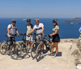 骑电动自行车游览圣托里尼