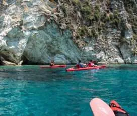 Sea Kayak στις Θαλάσσιες Σπηλιές